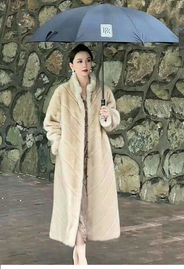 2025 Fur Coat Women's Winter Large V High-end Elegant Mid-length Warm Show