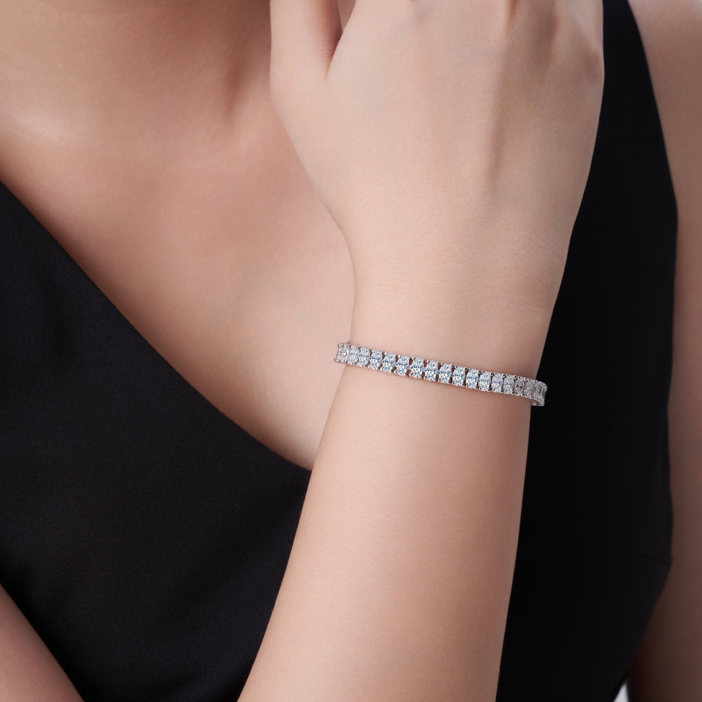 A Luxurious And Fashionable Minimalist Jewelry Bracelet Featuring Top-quality Moissanite, Made Of S925 Silver Electroplated With Platinum.